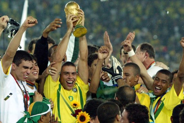 Top 5 tiền đạo hay nhất 30 năm: Vắng bóng Ronaldo?