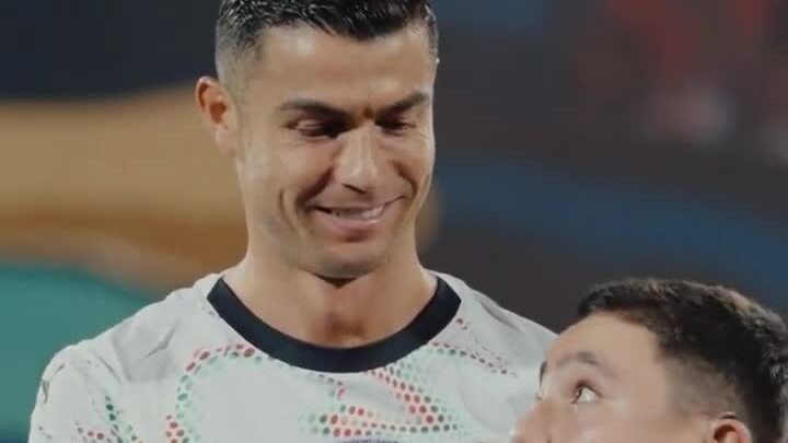 Ronaldo vui đùa với cậu bé khuyết tật