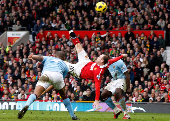Rooney móc bóng ghi bàn vào lưới Man City trên sân Old Trafford, ngày 12/2/2011. Ảnh: Reuters
