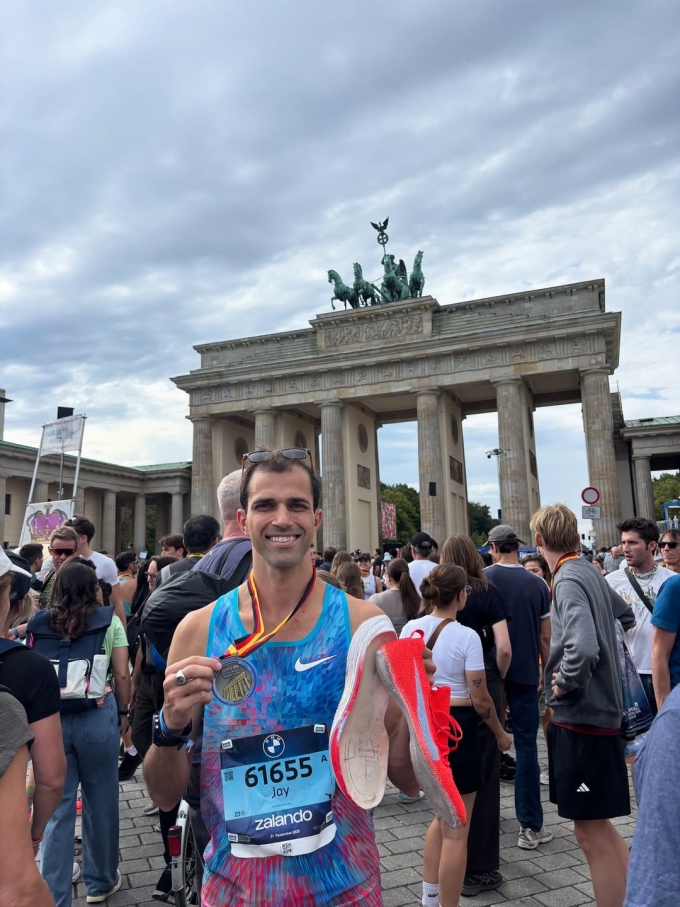 Jay Glidewell chụp ảnh với chiếc giày bung đế sau khi hoàn thành Berlin Marathon 2025.