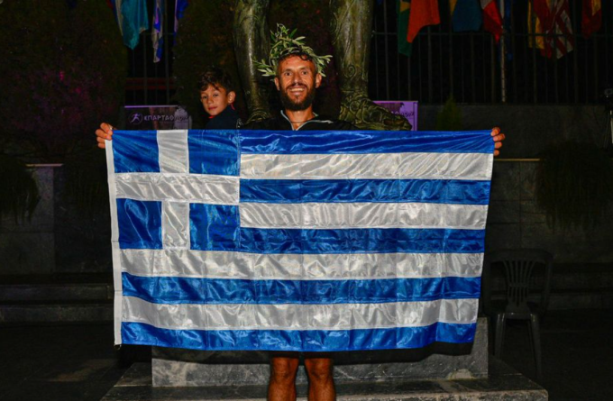 Fotis Zisimopoulos phá kỷ lục Spartathlon 2023, hoàn thành 246 km trong 19 giờ 55 phút 2 giây. Ảnh: Amna