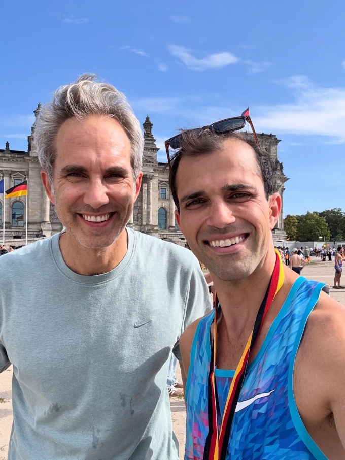 Jay Glidewell (phải) chụp ảnh với Sven Hock - người cho anh mượn giày.
