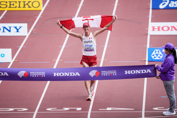Evan Dunfee ăn mừng khi chuẩn bị cán đích đầu tiên nội dung 35km đi bộ nam. Ảnh: World Athletics