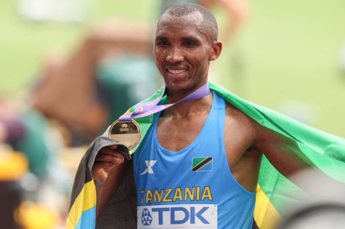 Alphonce Simbu tạo nên chiến thắng sít sao nhất tại giải marathon thế giới, đồng thời trở thành VĐV Tanzania đầu tiên giành HC vàng tại một kỳ thế giới. Ảnh: Canadian Running Magazine