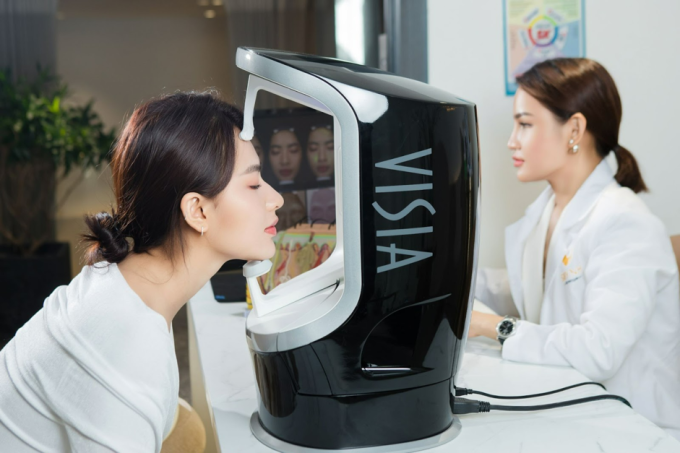 Khách hàng trải nghiệm soi da bằng công nghệ cao tại Shynh Premium. Ảnh: Shynh Premium