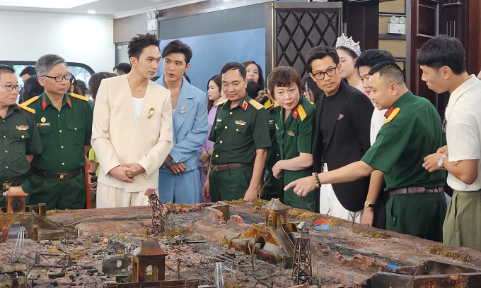 Một góc sa bàn mô phỏng phim trường trong triển lãm Mưa đỏ - Tri ân từ khuôn hình hồi tháng 7, ở Hà Nội. Ảnh: Đoàn phim cung cấp