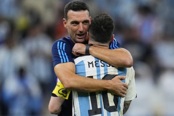 HLV Scaloni xúc động rơi lệ khi nói về Messi