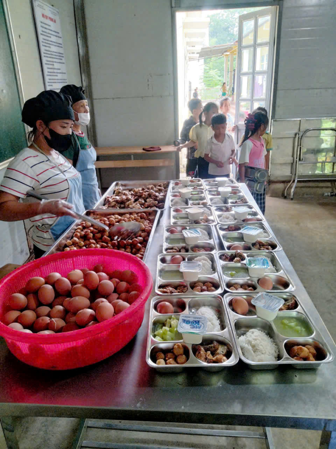 Bữa ăn trưa của học sinh trường Phổ thông dân tộc bán trú Tiểu học và THCS Quang Minh, tỉnh Sơn La có thêm sữa chua và các món đa dạng, 23/9/2025. Ảnh: Nhà trường cung cấp
