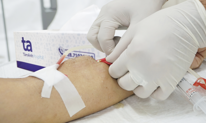 Bác sĩ thực hiện lọc máu cho một người bệnh HIV. Ảnh minh họa: Bệnh viện Đa khoa Tâm Anh