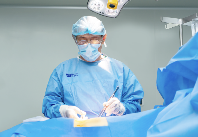 PGS Chuyên phẫu thuật nội soi cắt u thận cho một người bệnh. Ảnh: Bệnh viện Đa khoa Tâm Anh