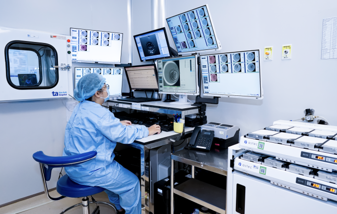 Chuyên viên phôi học quan sát sự phát triển của phôi qua hệ thống nuôi cấy động học. Ảnh: Thanh Luận