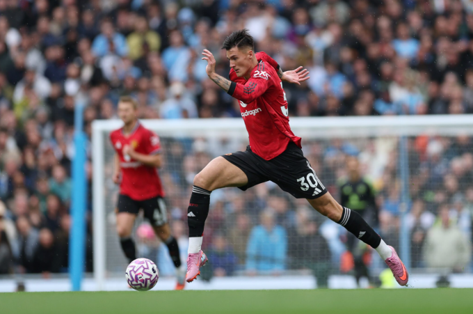 Scholes: Bruno Fernandes phải đá số 10 của Man Utd - 2
