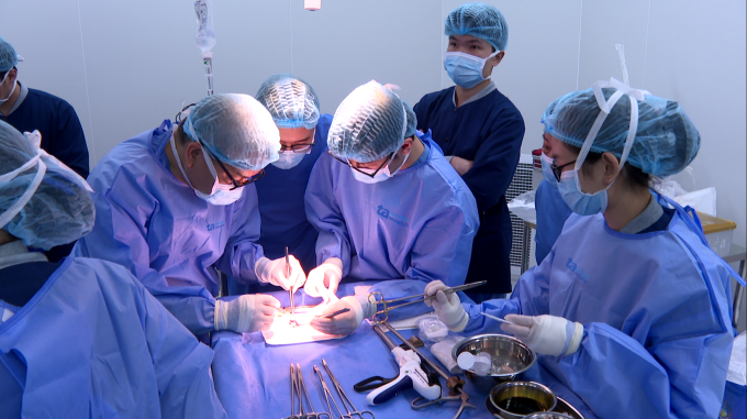 Các bác sĩ chuẩn bị mẫu hạch để sinh thiết cho bệnh nhân. Ảnh: Bệnh viện Đa khoa Tâm Anh