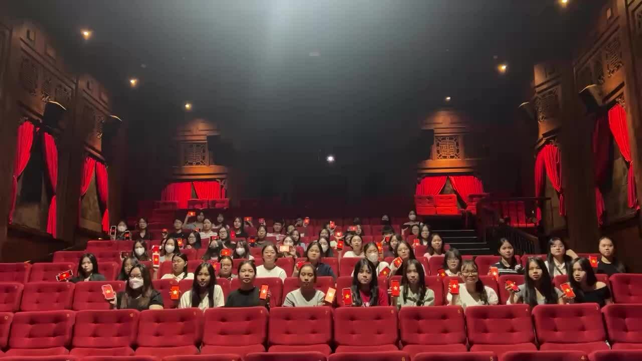 Sinh viên Đại học Ngoại ngữ - Đại học Huế hát "Còn gì đẹp hơn" (Nguyễn Hùng sáng tác)