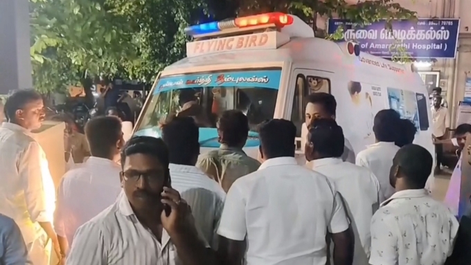 Xe cứu thương đưa các nạn nhân vụ giẫm đạp tới bệnh viện. Ảnh: AP