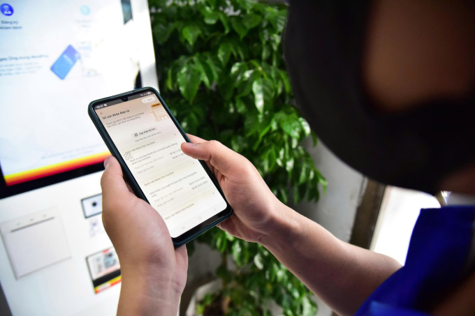 Bệnh nhân xem Sổ sức khoẻ điện tử của bản thân trên điện thoại tại Bệnh viện Nhân dân Gia Định. Ảnh: Hạnh Hoàng