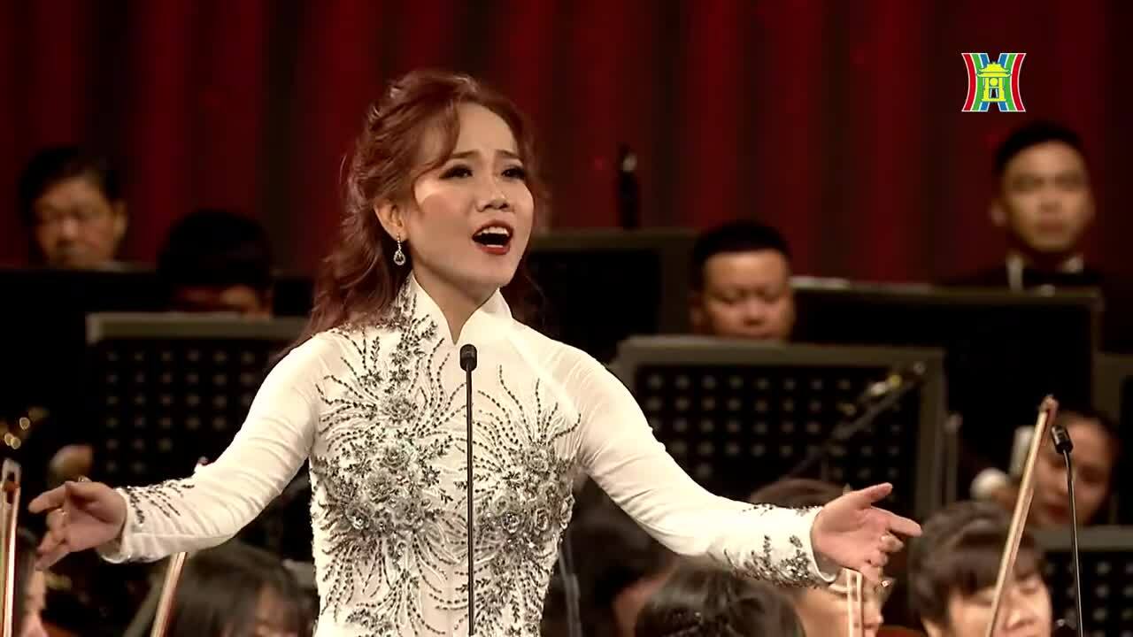 Soprano Phạm Khánh Ngọc biểu diễn bài "Mùa xuân nho nhỏ"