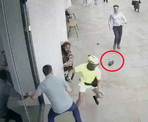 Spencer Duarte (áo vàng) bị rớt giày khi chạy trốn. Ảnh: The Sun