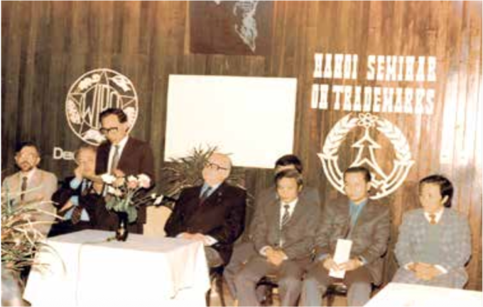 Tháng 12/1984, Tổng Giám đốc Tổ chức Sở hữu trí tuệ thế giới (WIPO) lần đầu tiên sang thăm Việt Nam, gặp gỡ các Lãnh đạo cao cấp của Nhà nước, làm việc với các cơ quan hữu quan và Cục Sáng chế. Ảnh: MST
