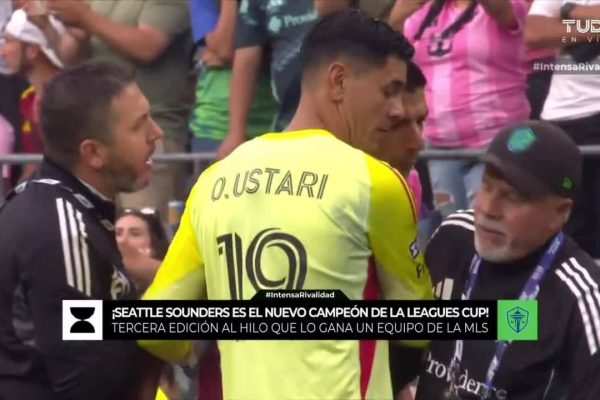 Luis Suarez bị đối thủ “đá xoáy”