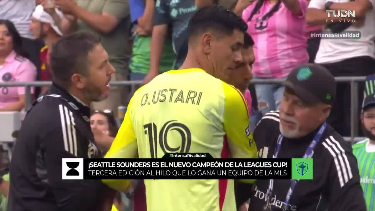 Suarez nhổ nước bọt vào mặt đối thủ