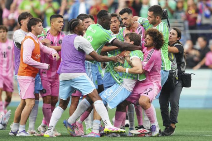 Các cầu thủ của Inter Miami và Seattle Sounders xô xát sau chung kết Leagues Cup trên sân Lumen, thành phố Seattle, bang Washington, Mỹ tối 31/8/2025. Ảnh: AP