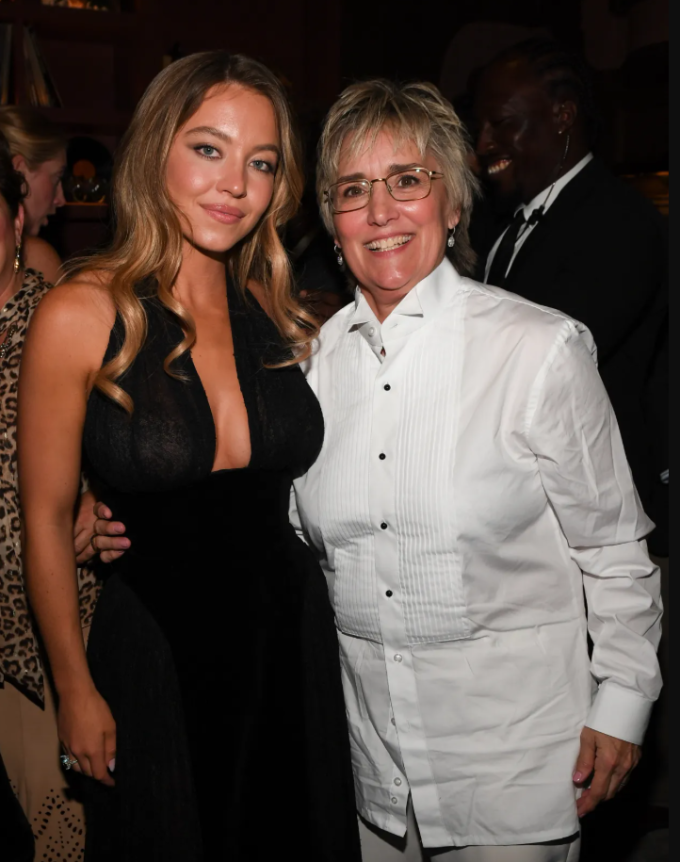 Sydney Sweeney (trái) chụp ảnh cùng Christy Martin tại buổi ra mắt phim Christy ở Canada. Ảnh: Sun