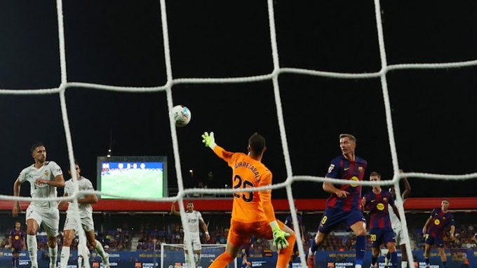 Khung thành của Valencia trở thành bia tập bắn cho các cầu thủ Barca. Ảnh: Reuters