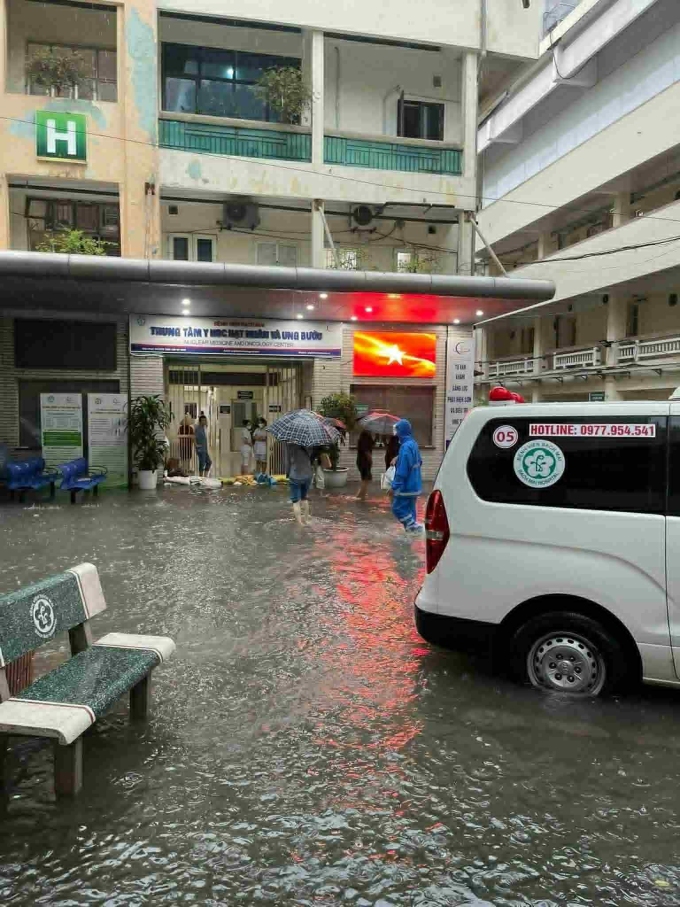 Sân Bệnh viện Bạch Mai ngập chiều 30/9. Ảnh chụp màn hình
