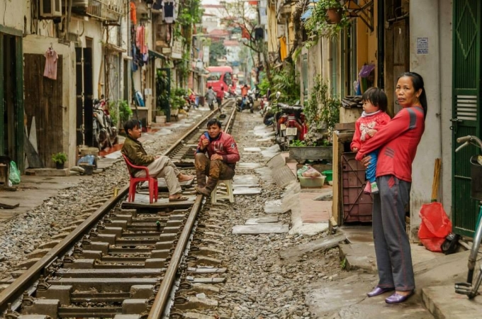Phố đường tàu hơn 10 năm trước. Ảnh: Vietnam In Focus