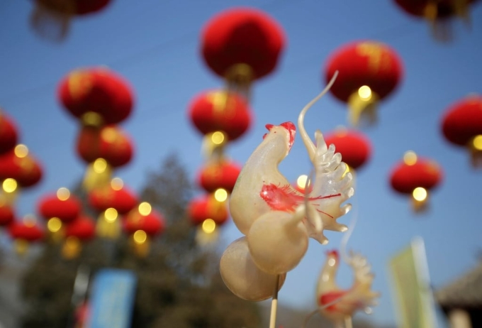 Kẹo đường hình con gà được bán ở Bắc Kinh. Ảnh: SCMP