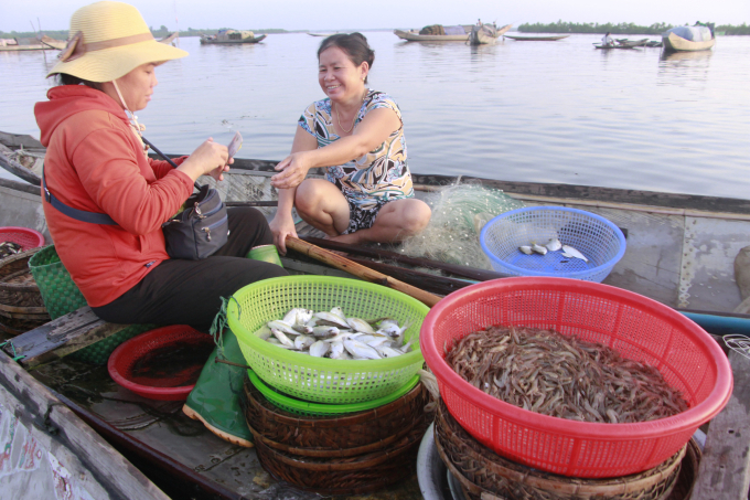 Người dân mưu sinh trên phá Tam Giang bằng thuyền. Ảnh: Võ Thạnh