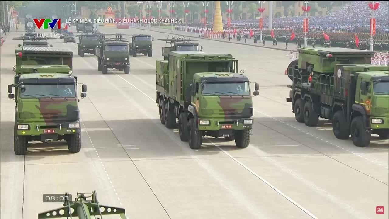 Tàu chiến, tàu ngầm và máy bay diễu binh trên biển Cam Ranh
