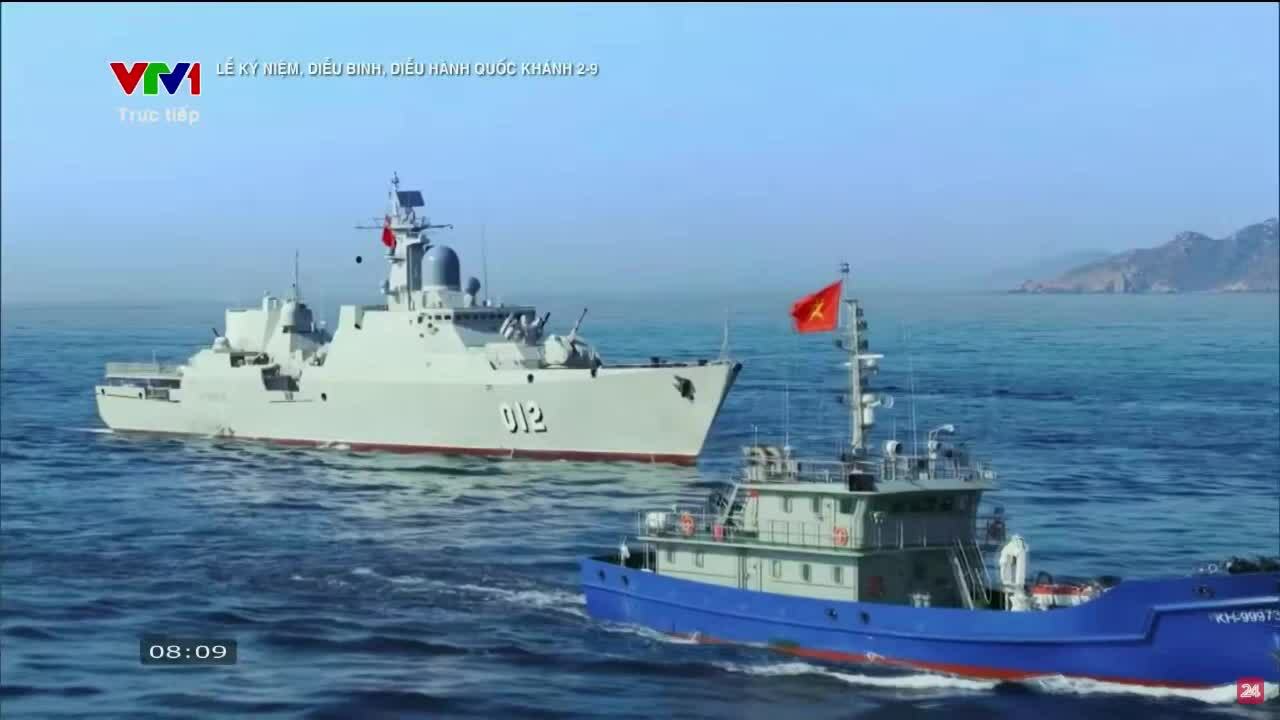 Tàu chiến, tàu ngầm và máy bay diễu binh trên biển Cam Ranh