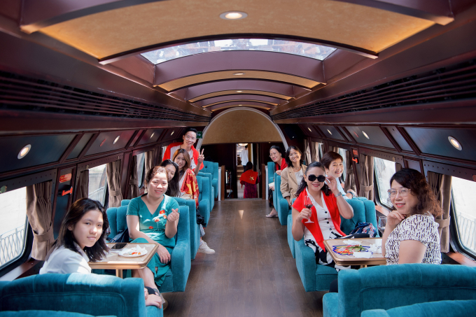 Du khách trải nghiệm tàu du lịch Hà Nội 5 cửa ô ngày 6/9. Ảnh: Hanoi Train