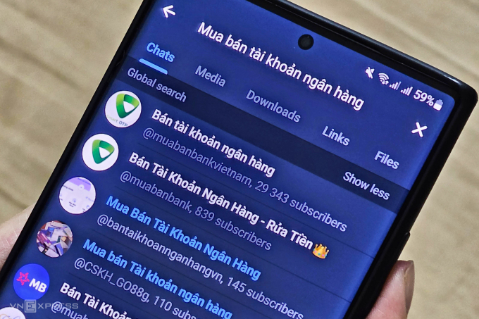 Các nhóm mua bán dữ liệu, tài khoản ngân hàng trên Telegram. Ảnh: Trọng Đạt