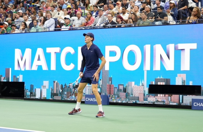 Sinner trong trận gặp Bublik ở vòng bốn Mỹ Mở rộng, trên sân Arthur Ashe, New York, Mỹ tối 1/9. Ảnh: Sports Mail