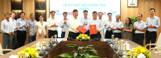 Đại diện hai bên trao thỏa thuận hợp tác. Ảnh: PVCFC