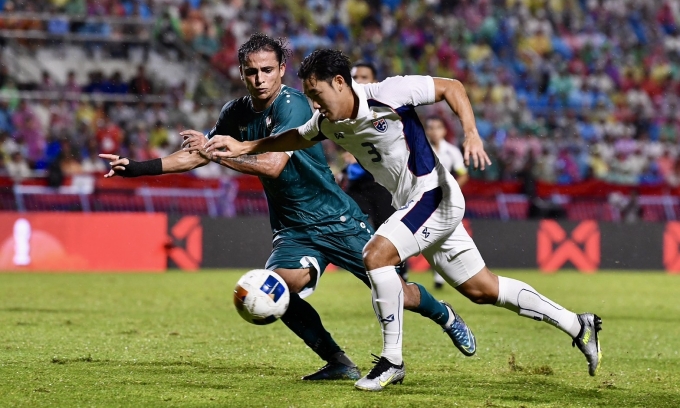 Hậu vệ Apisit Sorada (số 3) đi bóng qua Ibrahim Bayesh, trong trận Thái Lan thua Iraq ở chung kết Kings Cup, trên sân Kanchanaburi, Thái Lan tối 7/9/2025. Ảnh: Changsuek