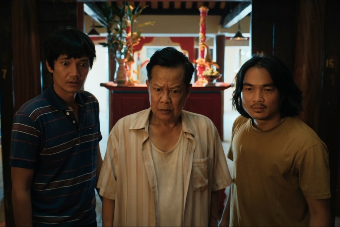 Quang Tuấn (trái) - bên nghệ sĩ Thanh Nam (giữa), vai phụ trong phim. Ảnh: Hòa Phạm