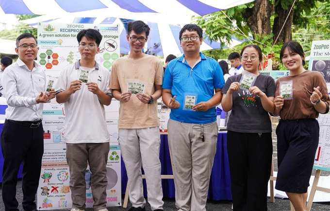 Nhóm của Phong và thầy Long giới thiệu sản phẩm tại cuộc thi Bách khoa Innovation, tháng 8. Ảnh: Sinh viên cung cấp