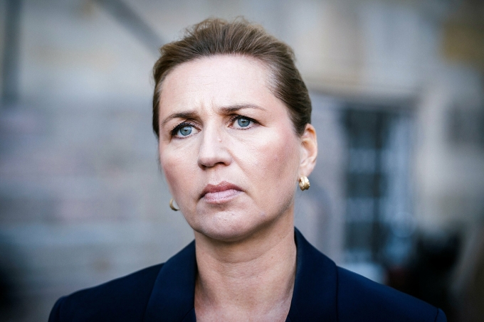 Thủ tướng Đan Mạch Mette Frederiksen trả lời truyền thông ngày 23/9 khi đến sân bay thủ đô Copenhagen. Ảnh: AFP