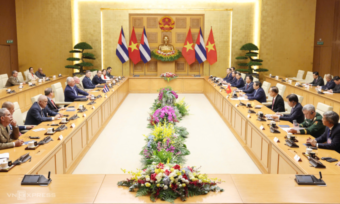 Thủ tướng Phạm Minh Chính bắt tay Bí thư thứ nhất, Chủ tịch Cuba Miguel Diaz Canel trước cuộc hội kiến hôm 2/9. Ảnh: Giang Huy