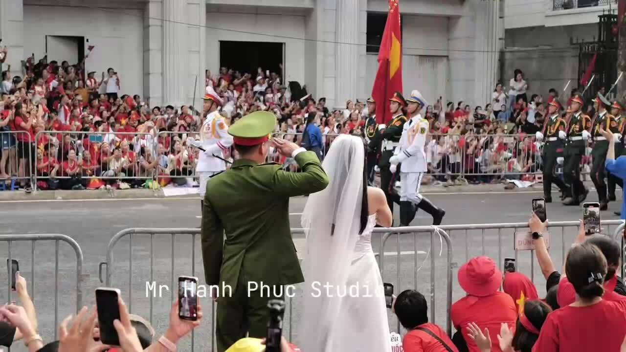 Thức trắng đêm mưa gió để có ảnh cưới