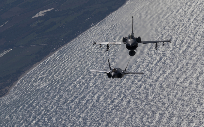Tiêm kích F-16 Hy Lạp và tiêm kích F-35A của Mỹ huấn luyện chung tại bờ biển phía tây Hy Lạp vào tháng 10/2024. Ảnh: USAF