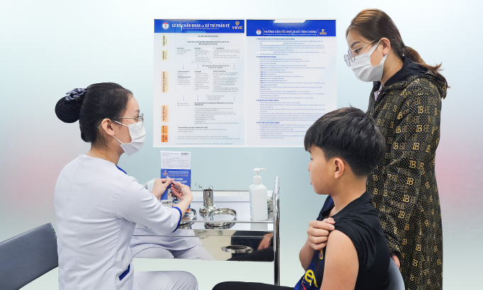 Trẻ tiêm vaccine phòng dại khi bị chó cắn tại Hệ thống Tiêm chủng VNVC. Ảnh: Mộc Thảo