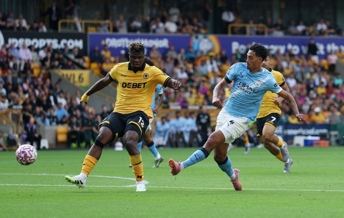 Tijjani Reijnders băng lên ghi bàn nhân đôi tỷ số cho Man City trong trận thắng chủ nhà Wolves 4-0 ở vòng 1 Ngoại hạng Anh ngày 16/8/2025. Ảnh: Reuters
