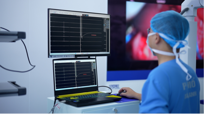 Êkíp ứng dụng hệ thống theo dõi điện sinh lý thần kinh trong quá trình phẫu thuật cho người bệnh. Ảnh: Bệnh viện cung cấp