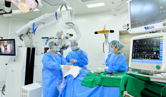Bác sĩ phẫu thuật lấy khối máu tụ cho bà Huyền bằng kính vi phẫu Zeiss Kinevo 900. Ảnh: Bệnh viện Đa khoa Tâm Anh