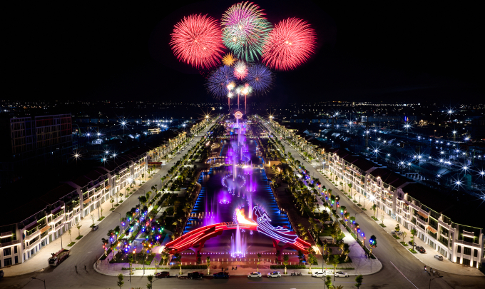 Toàn cảnh Trục Lễ hội và Quảng trường Thời Đại lung linh về đêm. Ảnh: Sun Group